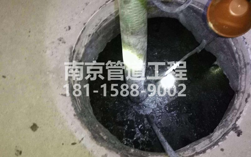 216南炼新村清理化粪池