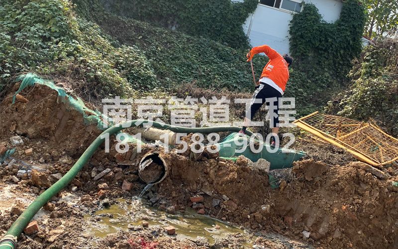 263南炼新村工地化粪池清理