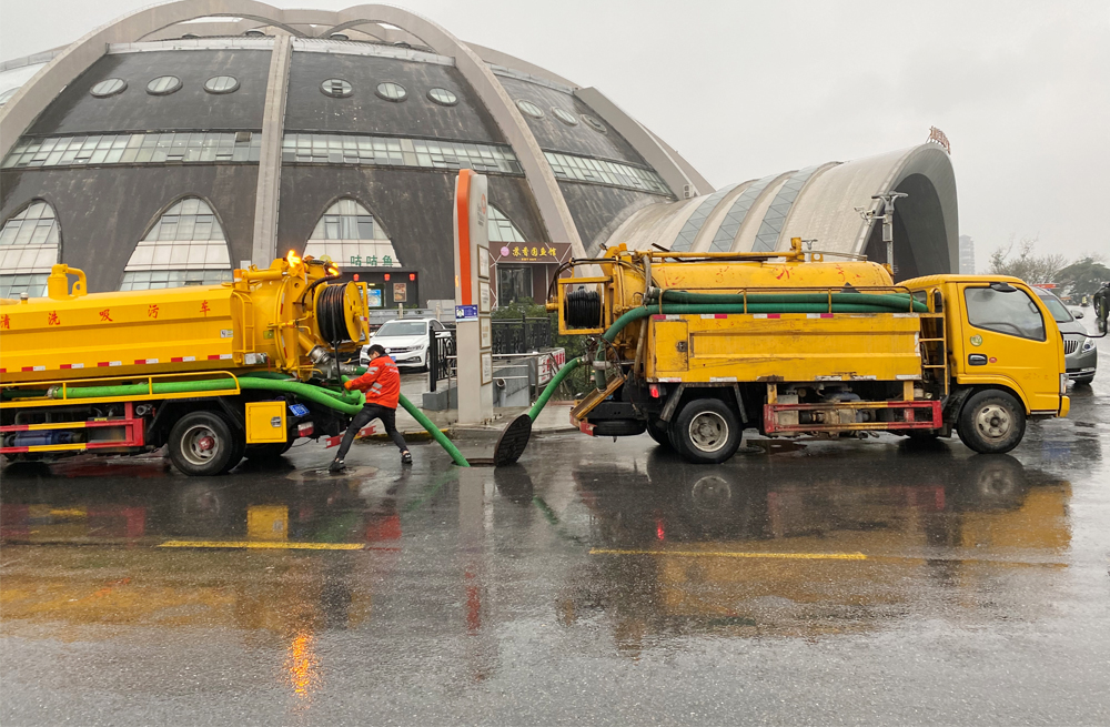 南炼新村商场管道清淤