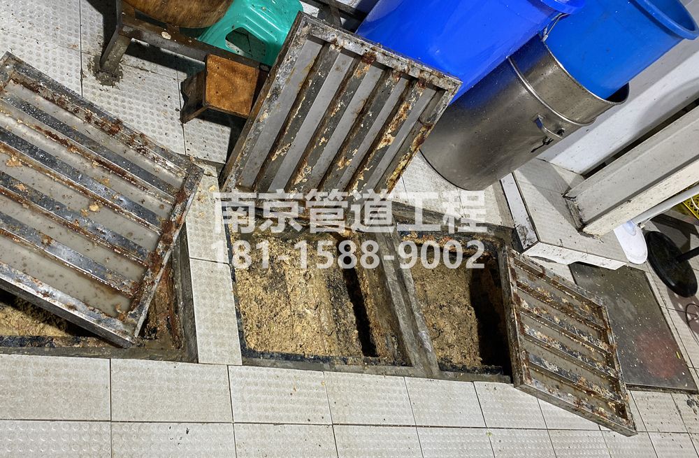 278南炼新村城管中队食堂隔油池清理