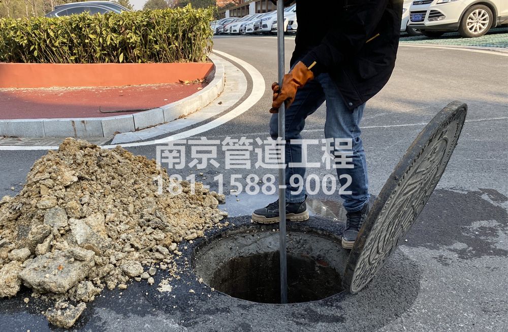 306南炼新村管道油块清理