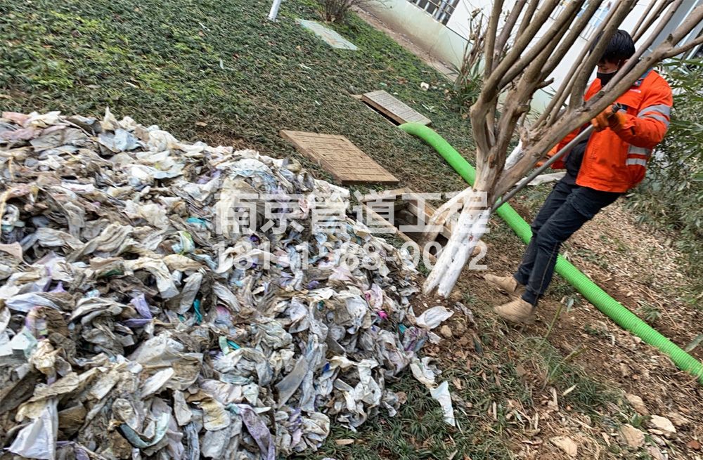 315南炼新村化粪池垃圾清理