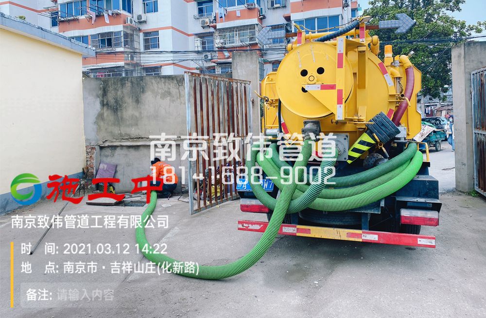 南炼新村公厕化粪池清理